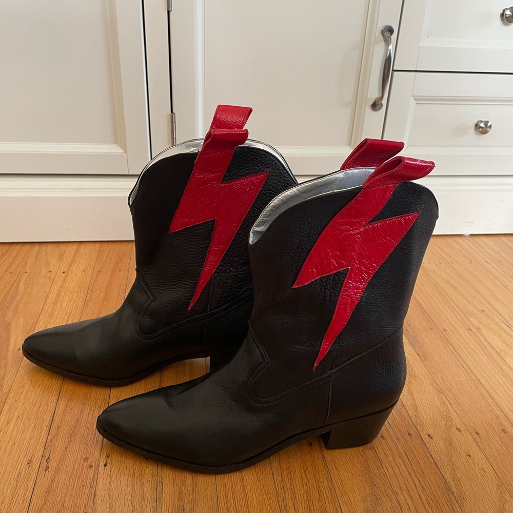 western style boot with the perfect pointed toe, 40mm heel, & bolt-shaped pull